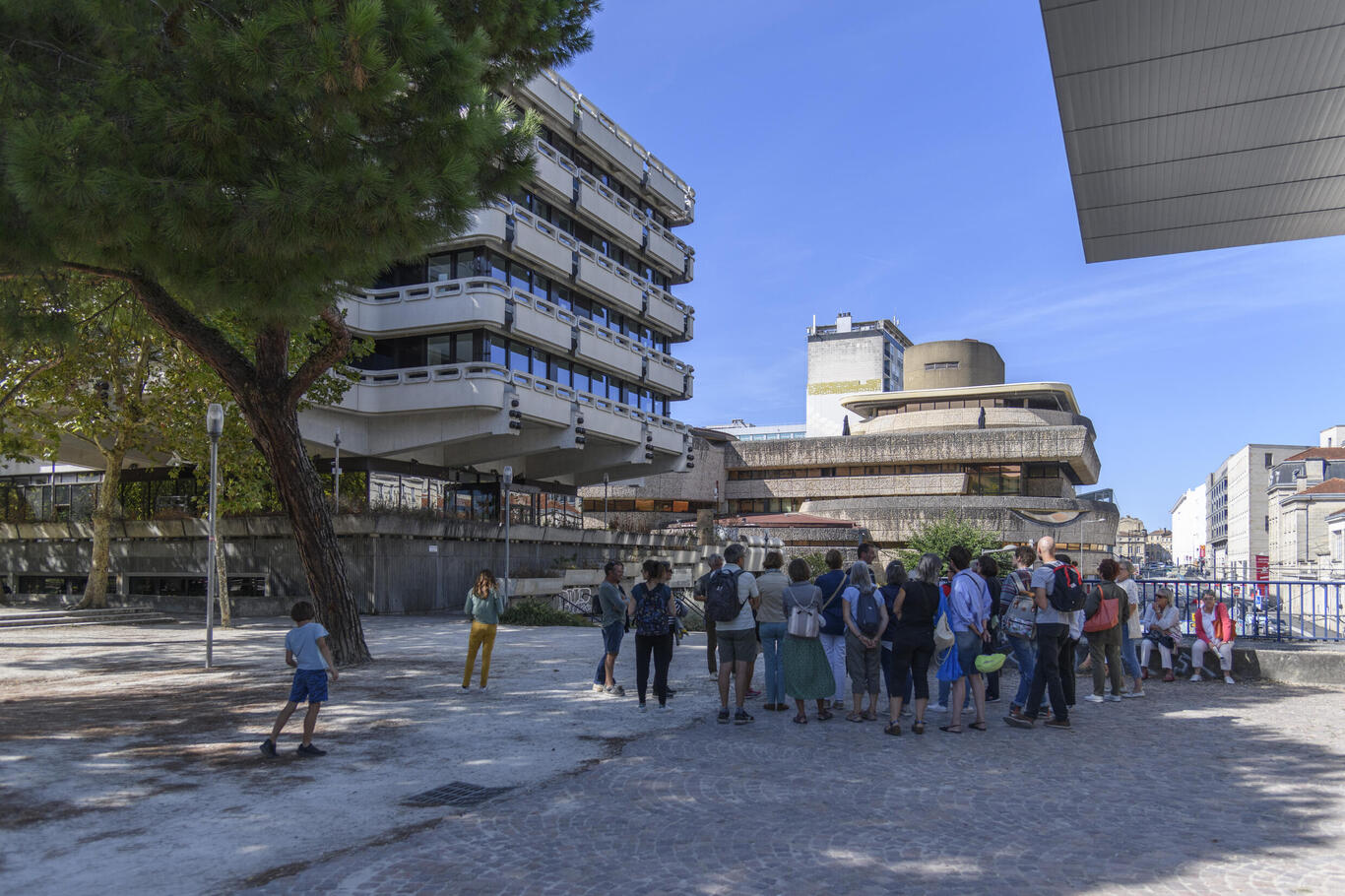 Vue sur la tour Allianz et l'ancien siège social de la Caisse d'Epargne depuis la dalle urbaine de Mériadeck