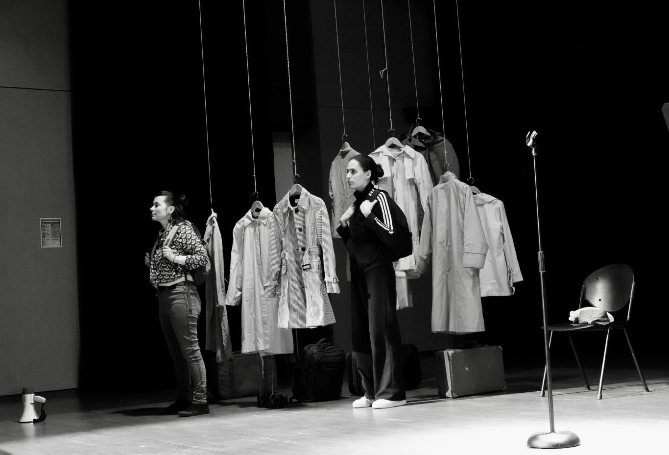 Comédiennes sur scène, photo en noir et blanc