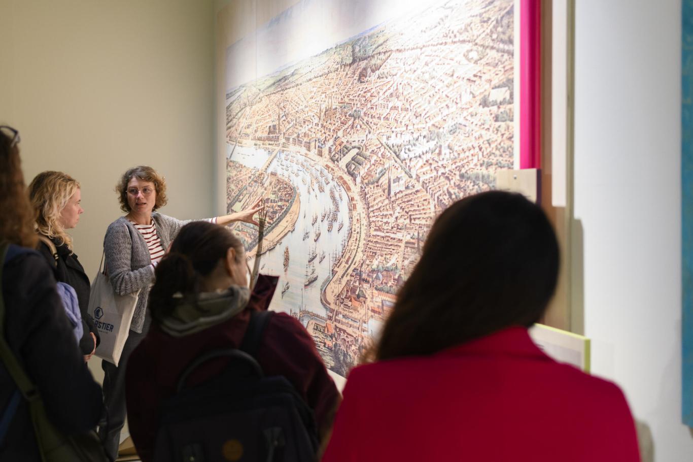 photo d'une médiatrice qui fait visiter l'exposition