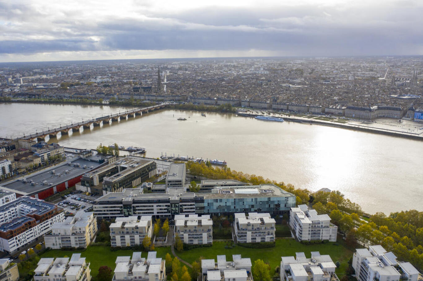 Photo aérienne de Bx et du fleuve