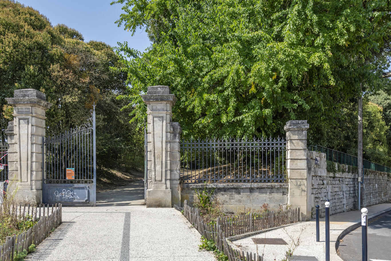 photo de l'entrée du jardin de la Béchade 