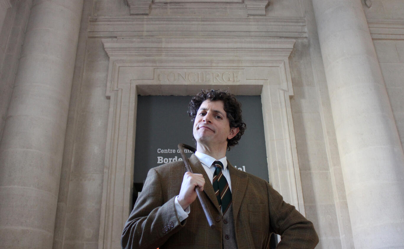 photo du comédien Pierre Lefranc déguisé en concierge