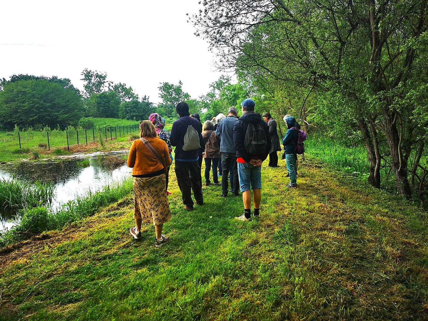 photo d'un groupe visitant le parcs des berges de la Garonne