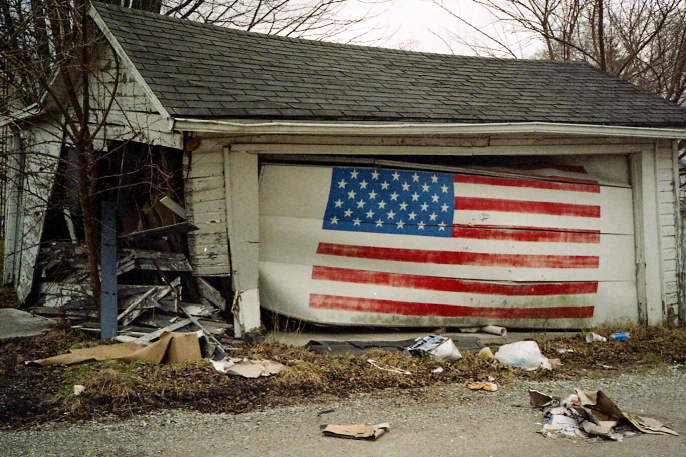 image d'une maison en ruine avec un drapeau américain peint 
