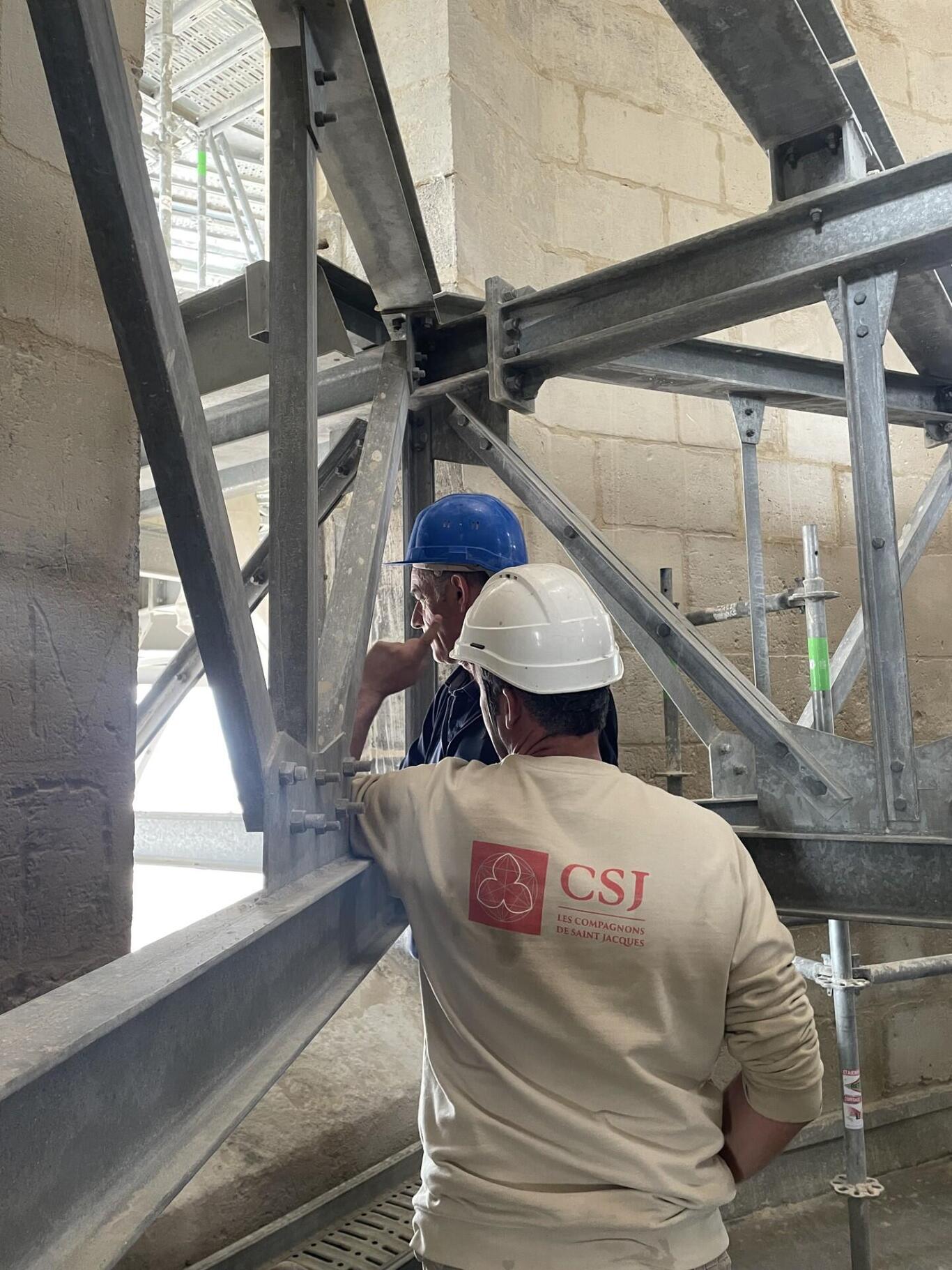 Image du chantier de la Flèche et des Compagnons de Saint Jacques