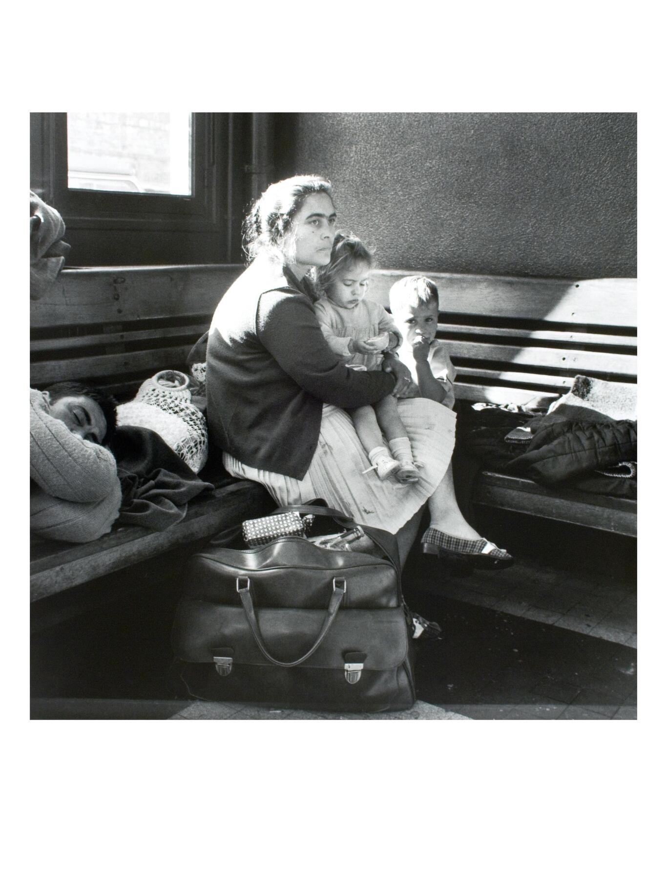 Femme immigrée portugaise, avec son enfant (1969-1970)