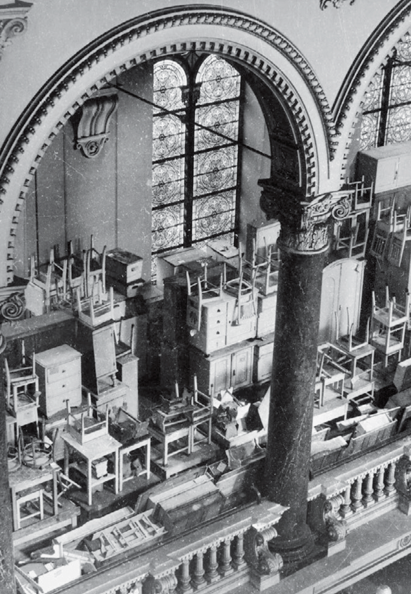 Mobilier confisqué à des Juifs déportés, stockés dans la synagogue Vinohrady (Pragues) - 1944