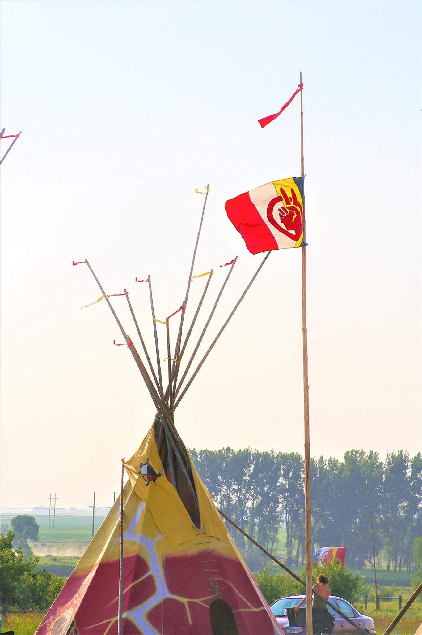 Tipi autochtone & drapeau du American Indian Movement ® Libre de droit