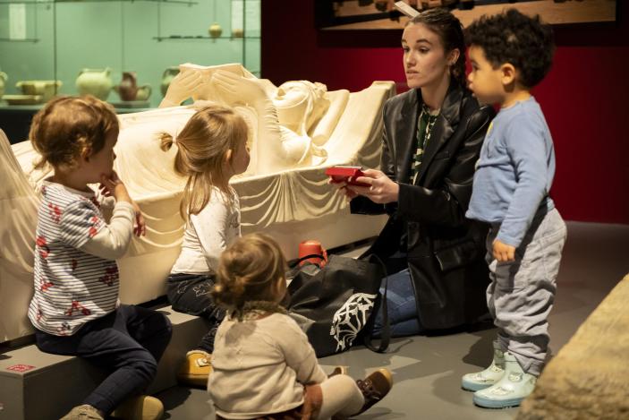 Cette image présente une visite Polisson