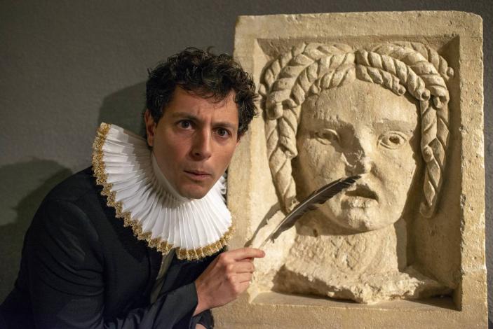 Photographie de Pierre Lefranc interprétant le fantôme de Montaigne dans les salles d'exposition 400 000 ans d'histoire(s)