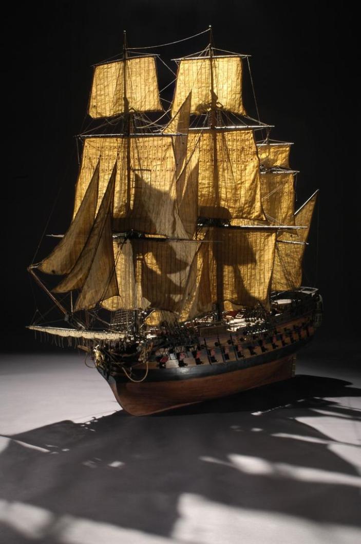 Cette image présente une maquette du navire "Le Conquérant".