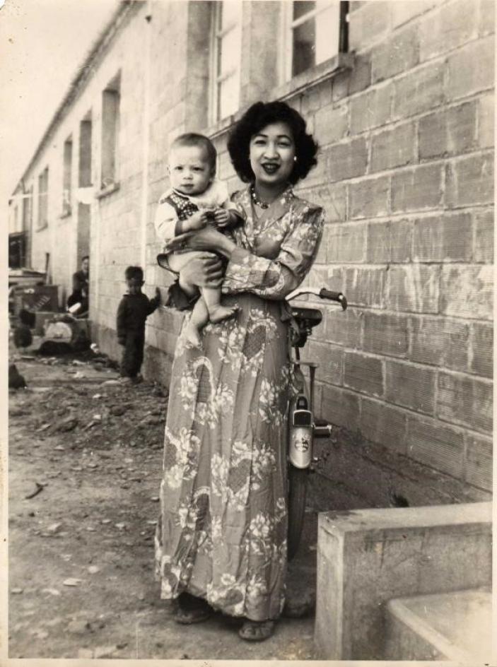 Photo d'une dame et de son enfant