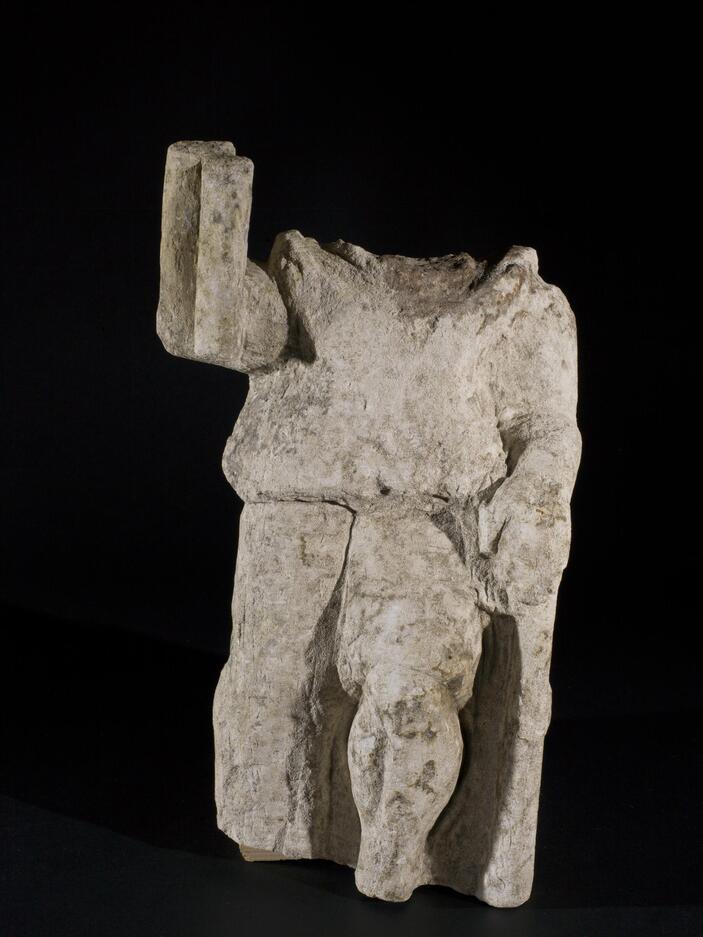 statue en pierre d'un guerrier gaulois dans tête