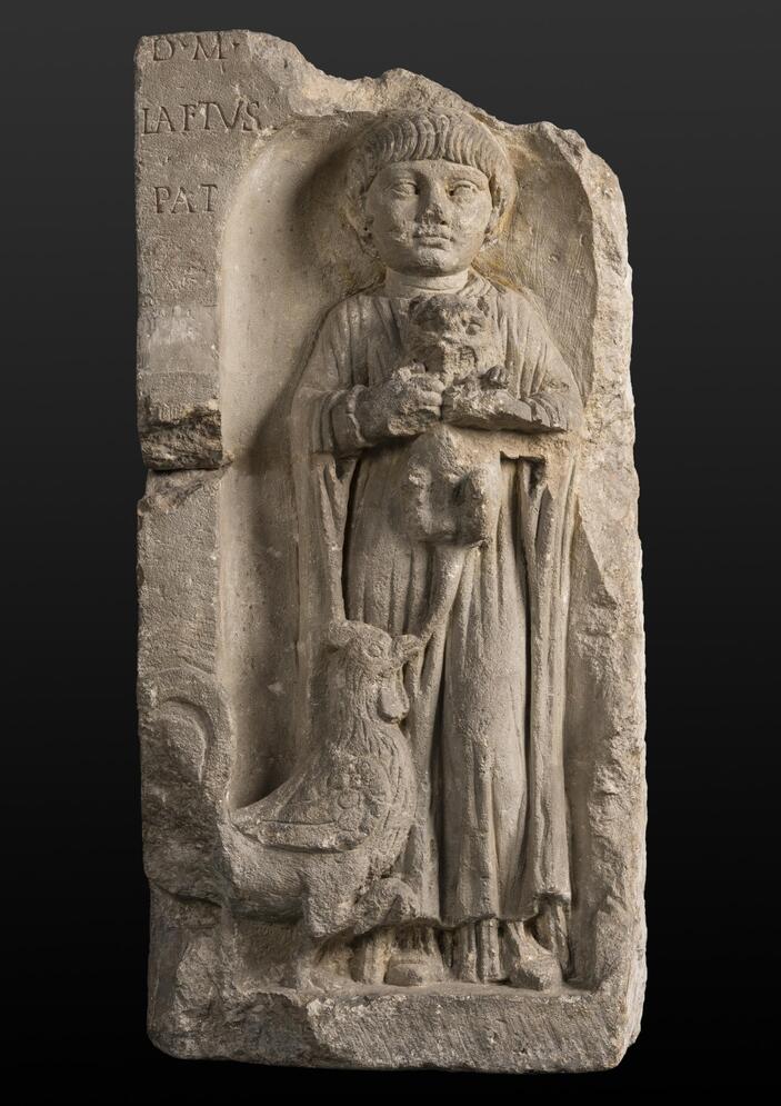stèle d'une petite fille avec son chat