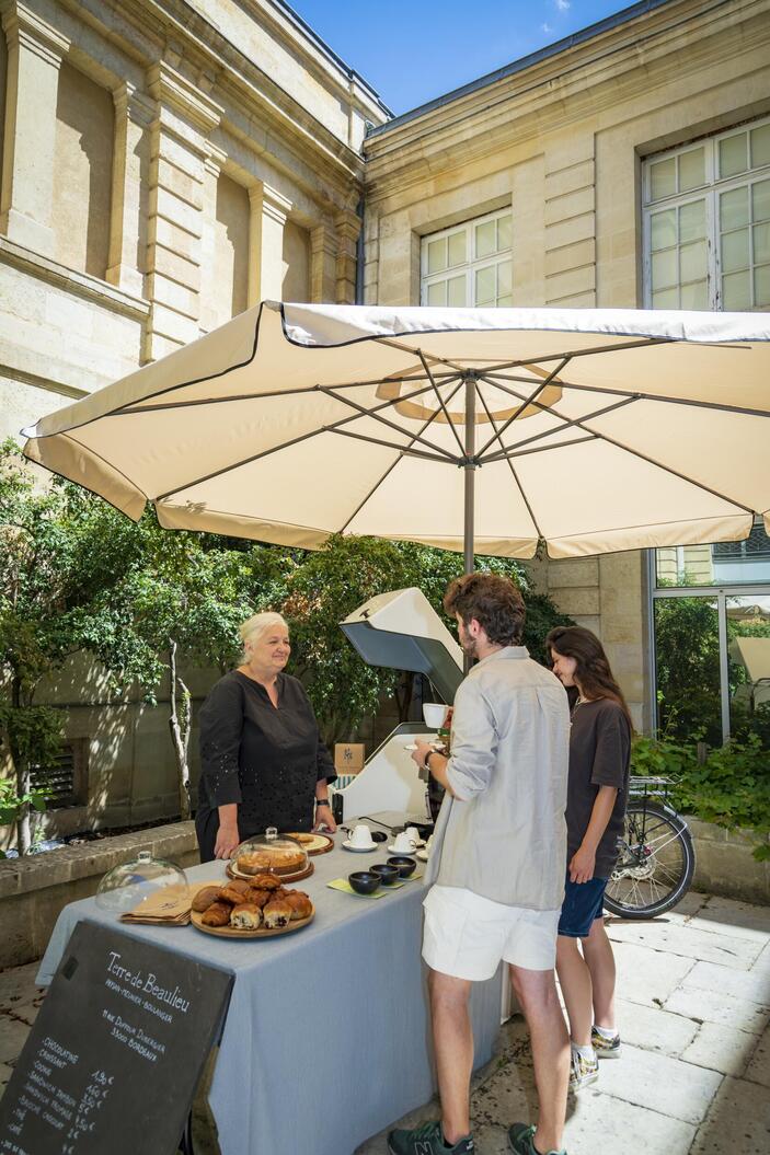 Photo d'un café dans la cour du musée