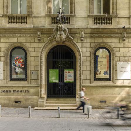 Photographie des affiche de l'exposition Sensass exposées sur la façade du Centre national Jean Moulin