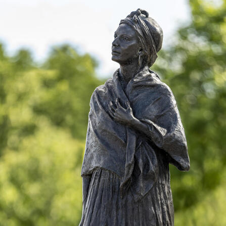 Photographie de la statue de Modeste Testas sur le quai des Chartrons