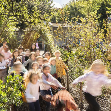 Vue de la cours de l'école Saint-Bruno et son nouveau programme de végétalisation