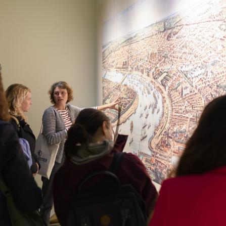 photo d'une médiatrice qui fait visiter l'exposition