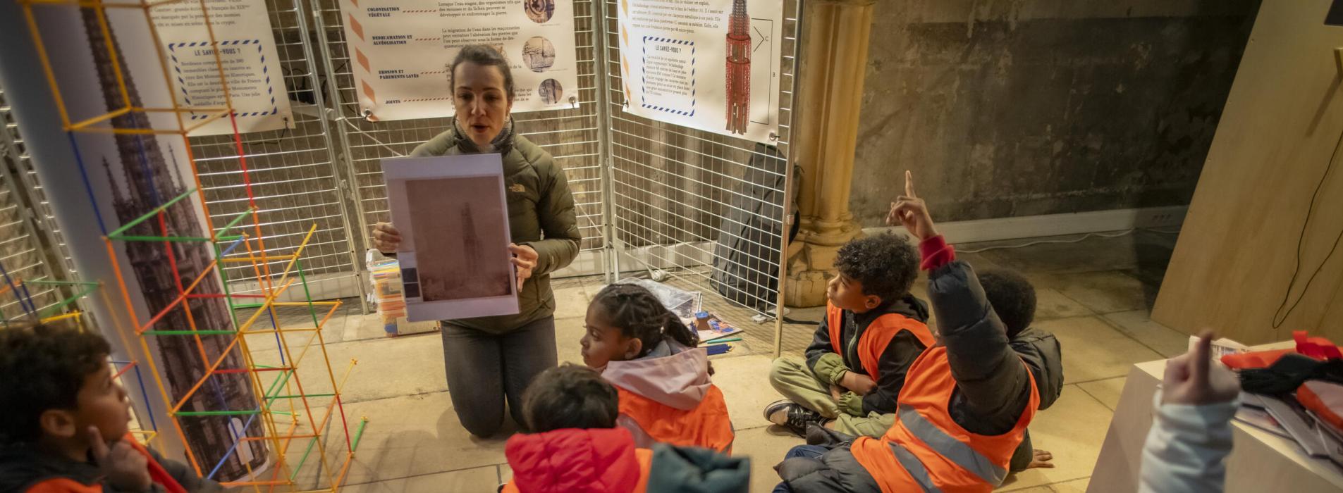 Photographie d'une visite commentée de la flèche Saint-Michel avec des enfants