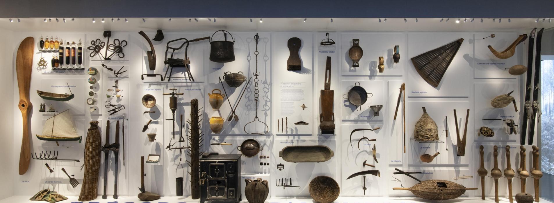 Cette image présente la vitrine des trésors d'Aquitaine présentée dans les espaces 20e - 21e siècles