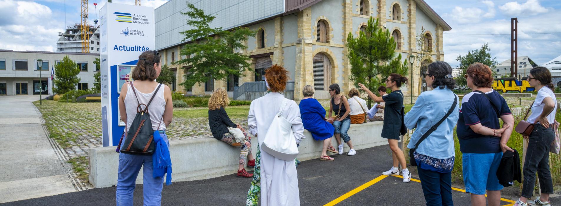 Photographie d'une visite commentée en ville