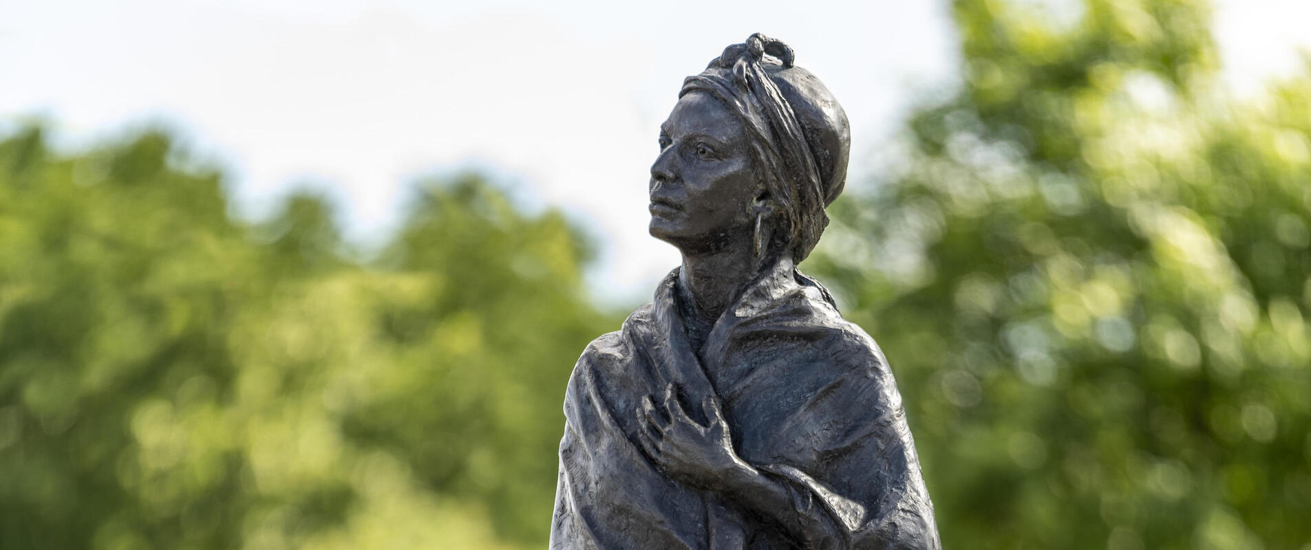 Photographie de la statue de Modeste Testas sur le quai des Chartrons