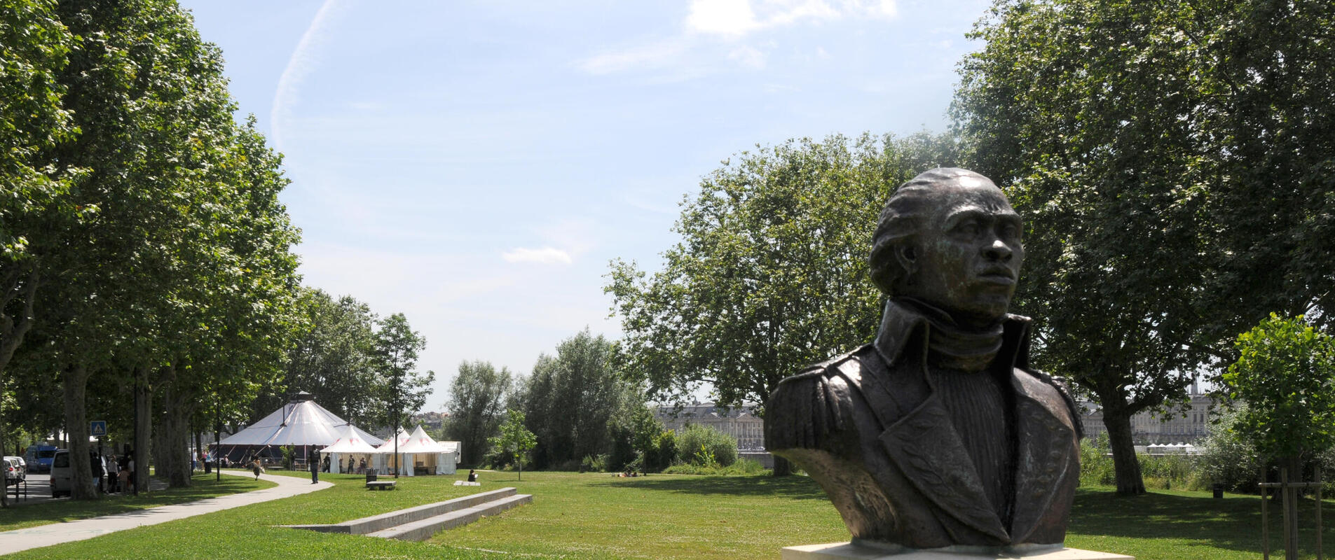 Photographie du buste de Toussaint Louverture au parc aux Angéliques