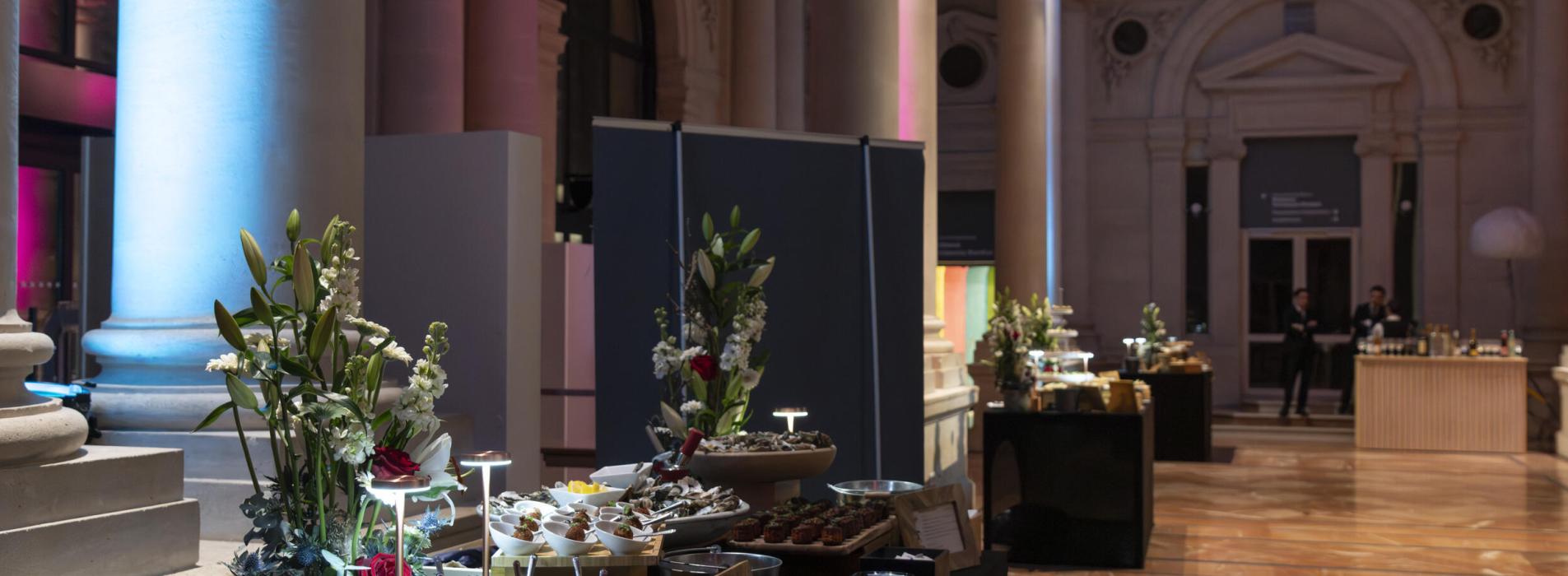 Photo du hall du musée en configuration cocktail