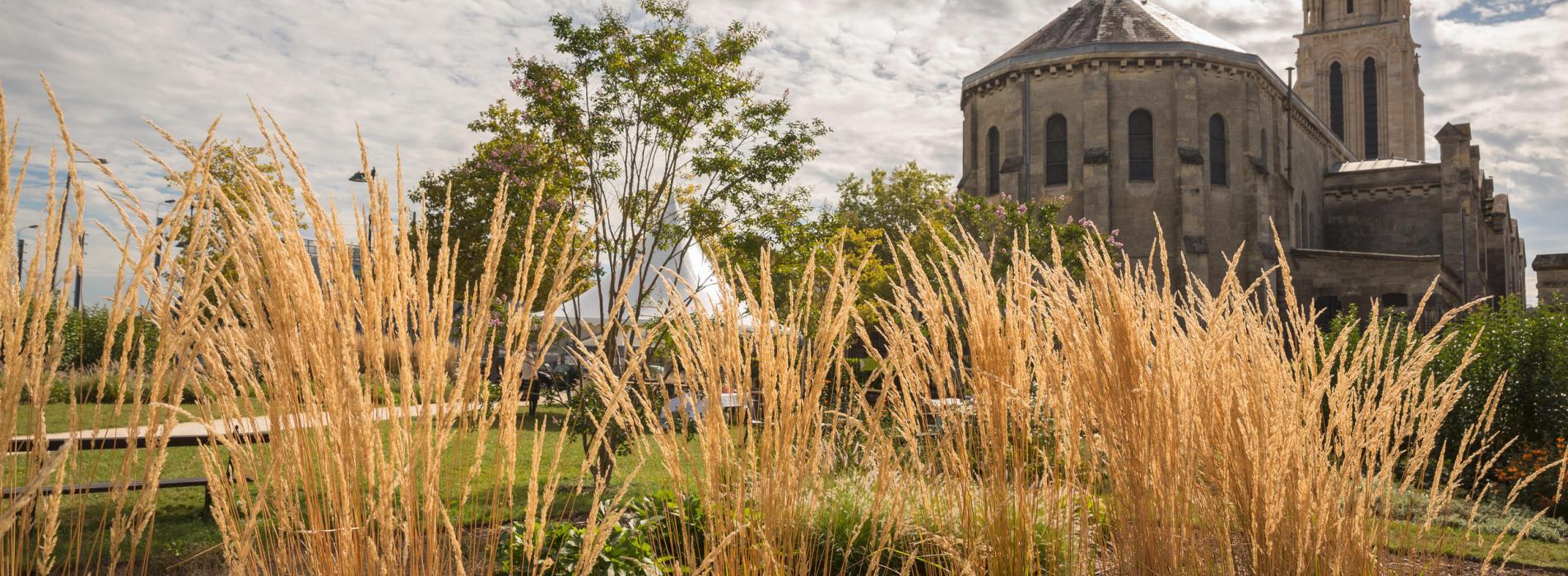 Vue du chevet de l'église Sainte-Marie dans le quartier de la Bastide à Bordeaux 