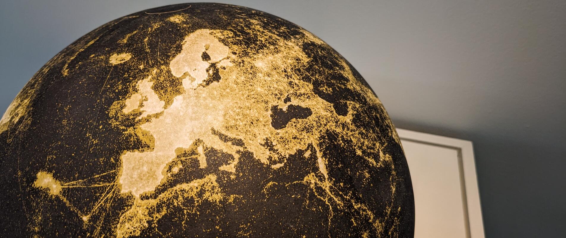 Image d'un globe noir et doré