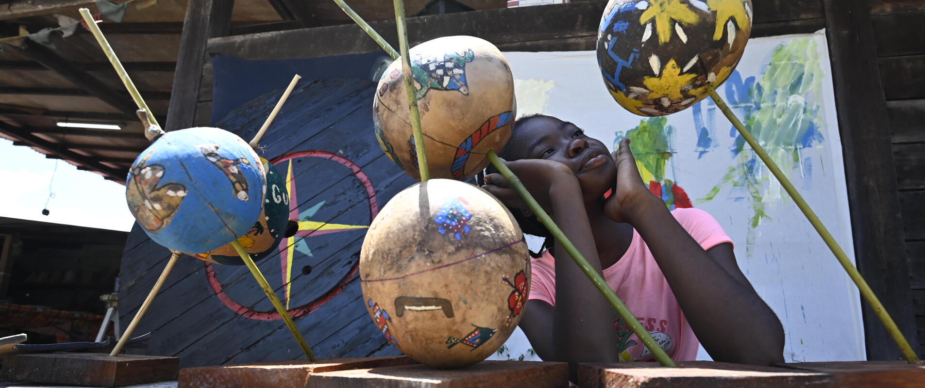 Photo d'une petite fille qui regarde des globes 