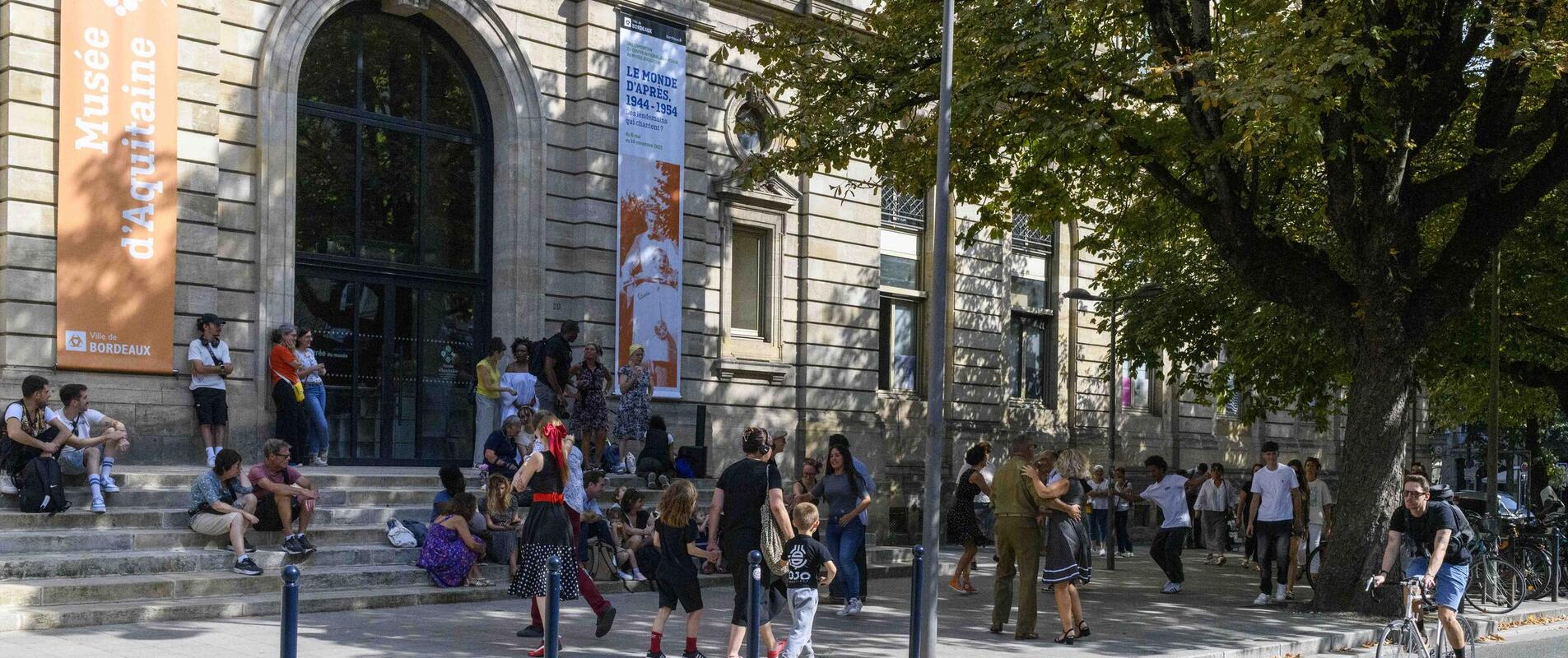 Public devant le parvis du musée par un beau jour de septembre pour les JEPM