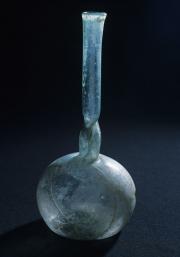 Ampoule ou orcel. XIIIe siècle. Verre. Photo L. Gauthier, mairie de Bordeaux