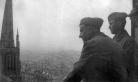 Soldats américains au sommet de la tour Pey Berland, à Bordeaux. Coll. F. Tronche
