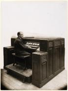 Charles Tournemire à l'orgue électronique Coupleux-Givelet, église de Villemomble, 7.12. 1931 / A. Boukelion